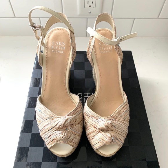 Saks Fifth Avenue Lillian Sand/Indian Wedges Sz 6 - Picture 1 of 8